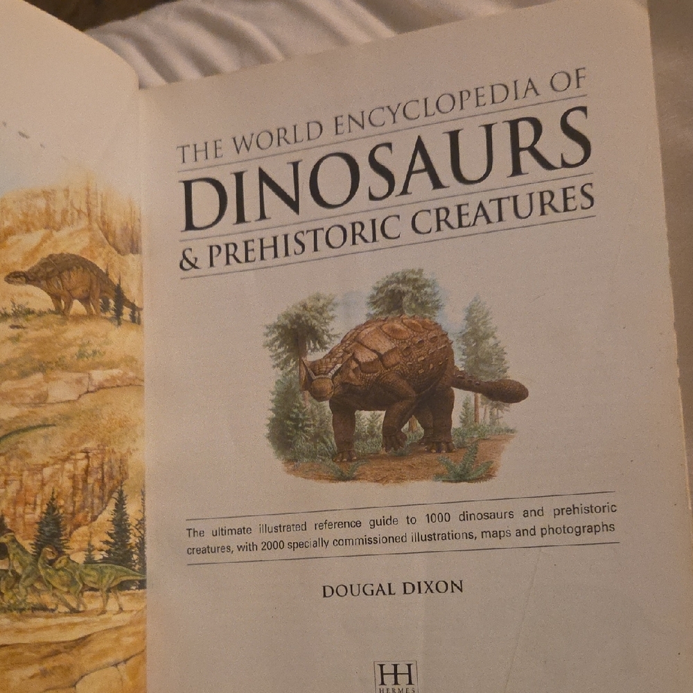 The World Encyclopedia of Dinosaurs & Prehistoric Creatures Book - Picture 6 of 16